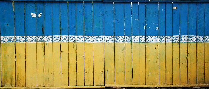 Blue and yellow fence representing the Ukraine flag